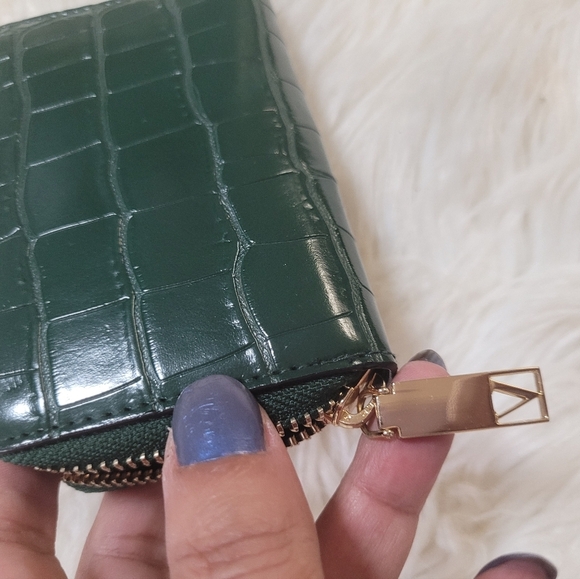 Victoria's Secret Green Crocodile-Embossed Wallet - Picture 5 of 5